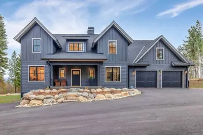 Image de New Luxury Home in a Private Forest Setting