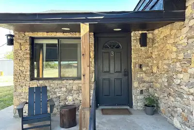 Image de The Bunkhouse - two-bedroom apartment in the Hereford Motel in historic Albany.