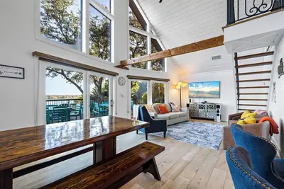 Image de 5 Bedroom Lake House w/ Incredible View and Private Dock on the water