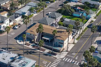 Image de Steps to the Shore – Entire 7‑Unit Coastal Retreat