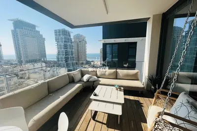 Image de boutique de 3 chambres en étage élevé avec balcon et vue sur la mer