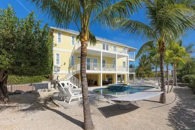 Image de Seven Palms: Your Key to Happiness Oceanfront Luxury with Private Pool, Dock & Stunning Views