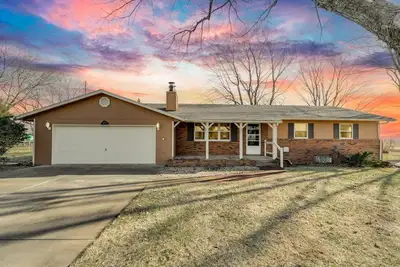 Image de Terminal 23 Lounge. Gorgeous Remodeled 5 bedroom Home in Hutchinson