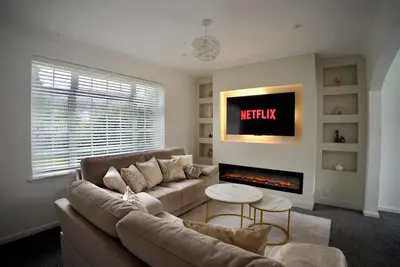 Image de Luxury 3-Bed Retreat Near Gatwick | Media Wall Fire Place, Garden & Free Parking