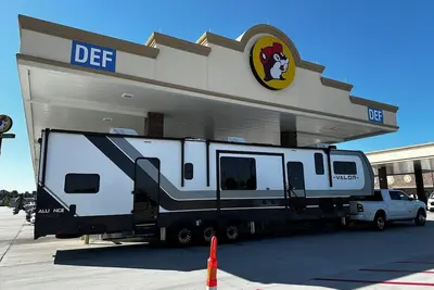 Image de Luxury Rv Studio – Military Owned & Maintained