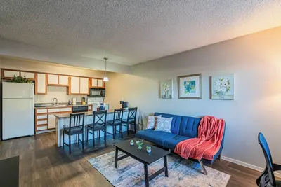 Image de Prime Location! Pool, Gym, Laundry, & Much More!