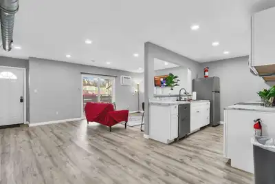 Image de Spacious 2br Condo close to Restaurants and Nightlife with WiFi