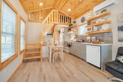 Image de Cozy cottage in a lakeside community by Lake Conroe.