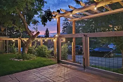 Image de 2-Bedroom Charming Craftsman Retreat in the Heart of Green Lake