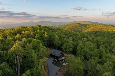 Image de New Luxury Retreat with Mountain Views, Firepit, & Hot Tub