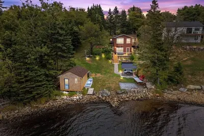 Image de Rustic chic cabin on the lake