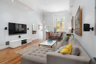 Image de 3 Bedroom Home w/ Parking in Beautiful Queen West