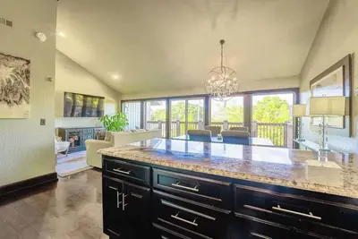 Image de Lakeview Home in Rogers with Firepit & Balcony