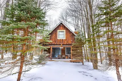 Image de Cozy 2-Bedroom Log Cabin w/Hot Tub & Fireplace — Ski at Wisp & Walk to Lake