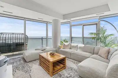 Image de Stylish Downtown Corner Unit w/ Lake & City Views with Free Parking