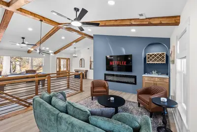 Image de Close to Uptown~Luxury Home~Gameroom~Lounge~4 King, 1 Queen, 2 Twin beds