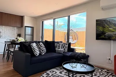 Image de Design-Led Retreat Near Stadium — Free Parking
