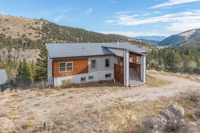 Image de Amazing modern mountain home perched high on a hill overlooking breathtaking 360 panoramic views, yet only one minute off highway 50. You're minutes away from the Colorado trail that takes you to the Continental Divide.
