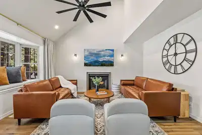 Image de The Cozy Pines 4bd Tree House | Family-Friendly w/Bbq & Firepit + Deck Hangouts