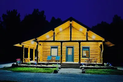 Image de Peaceful custom built log cabin