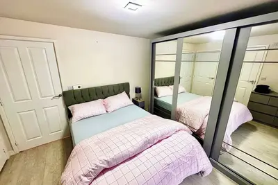 Image de Warm, quiet and lovely 3 bedroom home away from home near the city centre