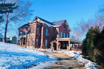 Image de Quaint 6-bedroom mansion in charming Dubuque perfect for families