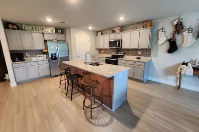 Image de Relaxation awaits in this spacious 4 bedroom. . Ready for all of your memories!