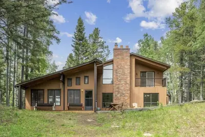 Image de Bragg Creek Vacation Estate: hot tub, sauna, pool table, shared pond, trails