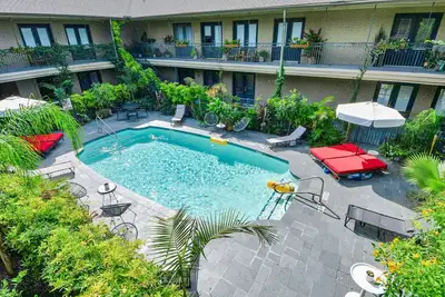 Image de Heart of Montrose Pool Oasis - 2br, Nrg & Med Center