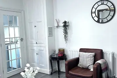 Image de Feel at Home away from Home\n\n\nWalking distance to the City and train station