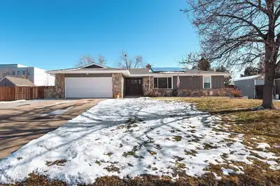 Image de Charming 3-bedroom upgraded home in Centennial. Close to it all!