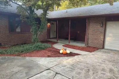 Image de 3-bedroom house with nice yard in Muncie + patio + plenty of parking