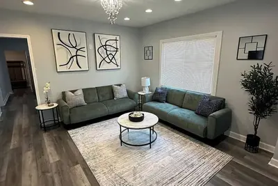 Image de Entire 6bd 2ba House Minutes from O’Hare