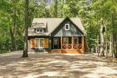 Image de Hidden gem near Pickwick Lake. Fire pit, forest, and modern comfort.