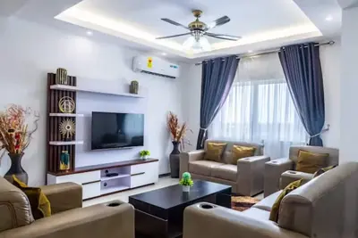 Luxurious Getaway: 24/7 Security - Pool - Balcony!