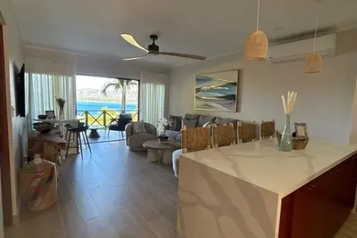 Image de Stunning ocean view, ocean front 2 bedroom, 2 bath condo, completely renovated.