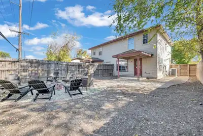 Image de Two Cozy Homes Prime Austin| Sleeps 12|
