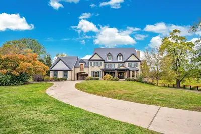 Image de Nestled in the Heart of Bluegrass with Scenic Views & Race Day Excitement!