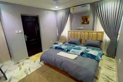 Image de A Cozy 4-bedroom house with Free parking Ac, Wi-fi Smart System in vibrant Accra