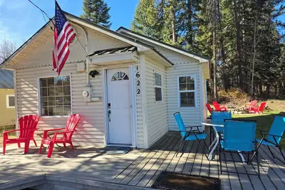 Image de Moonlight Cottage- Camper Parking & Great Fire Pit! Walk to Lake or Town!