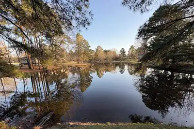 Image de Hog Heaven Waterfront Cabin on Stocked Pond 4 miles to Lufkin