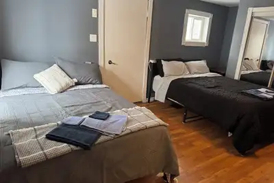 Image de Charming 3 bedroom, 2 storey home. Sleeps 8 Minutes walk to recreation