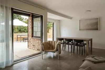 Image de Drift House - Stylish 2-Bedroom Modern Retreat with Polished Concrete Floors, Dark Walnut Accents, Balcony, Backyard Bbq Area and Steps from Iconic Omanu Beach