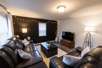 Image de Hot tub getaway quiet 2bdrm home in N. Broad Ripple