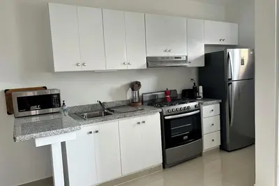 Image de Fully furnished 2 bedroom apartment\nWalking distance from the beach