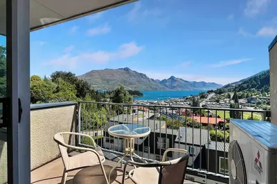 Image de Central Townhouse with Lake Views!