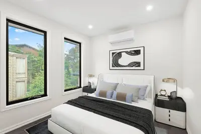 Image de French home walking to shops and shopping center