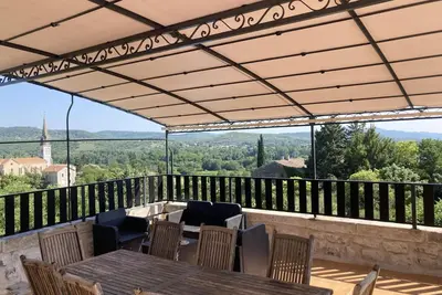 Image de Gîte « Les Traverses » avec piscine partagée, Wi-Fi et climatisation