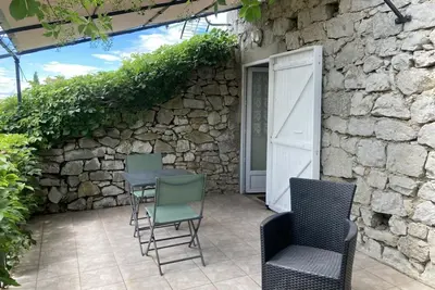 Image de Gîte « Les Combes » avec piscine partagée, Wi-Fi et climatisation
