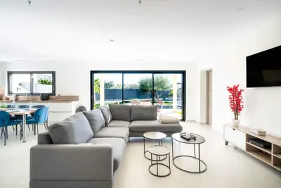 Image de Villa moderne avec piscine privée, Wi-Fi et climatisation à Beaucaire